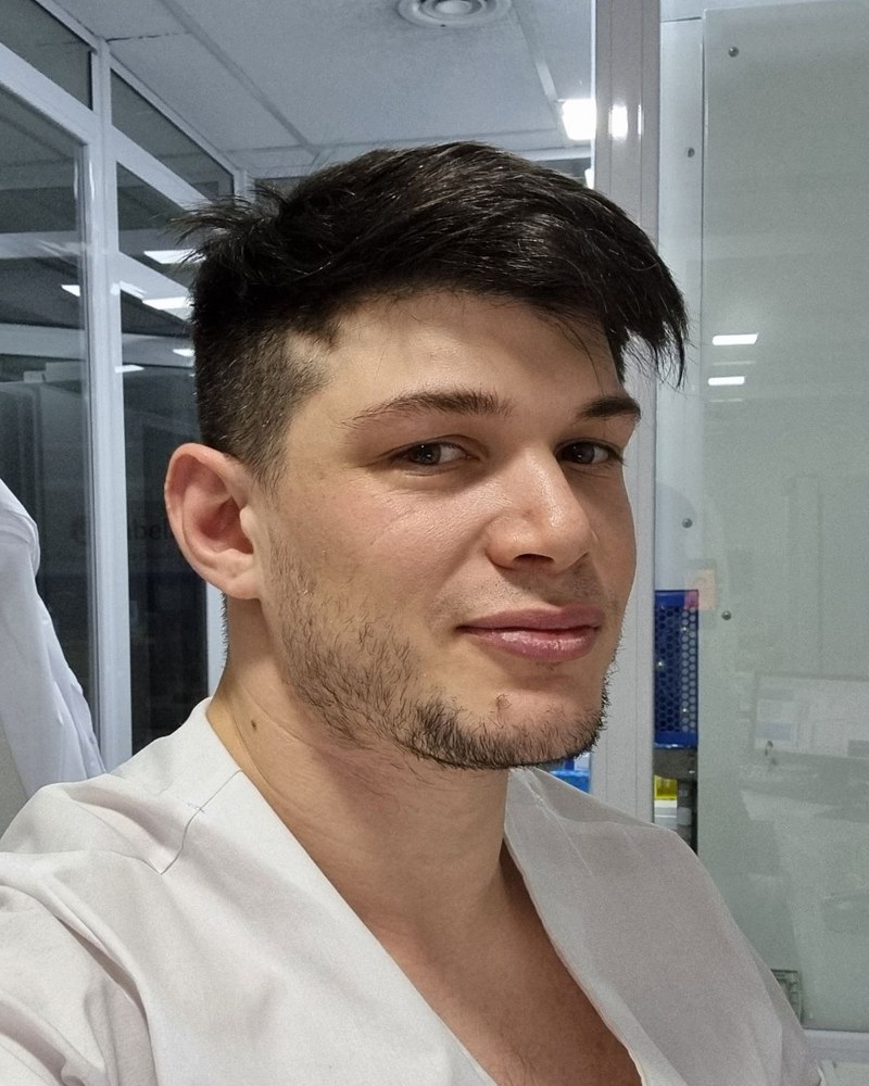 Federico Garberi en un laboratorio, con ambo de trabajo.